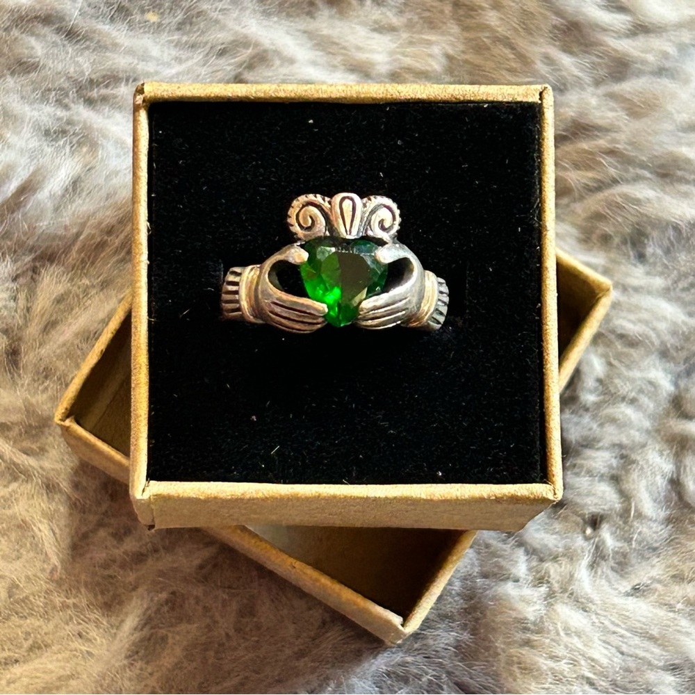 Vintage Irish green grossular garnet heart sterling silver claddagh ring 4